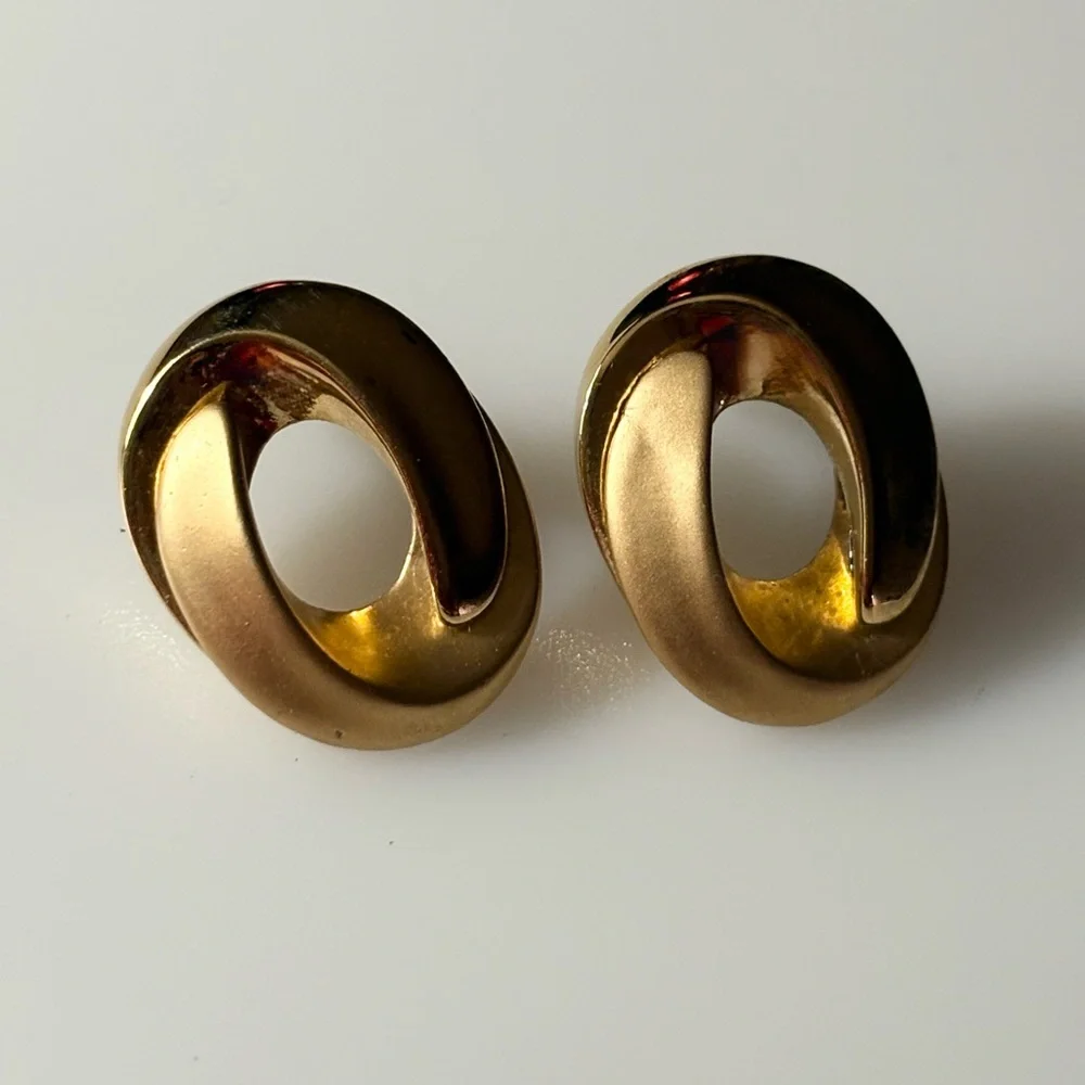 Vintage Gold-tone Matte Shiny Stamped Thailand Post Earrings - Picture 2 of 12